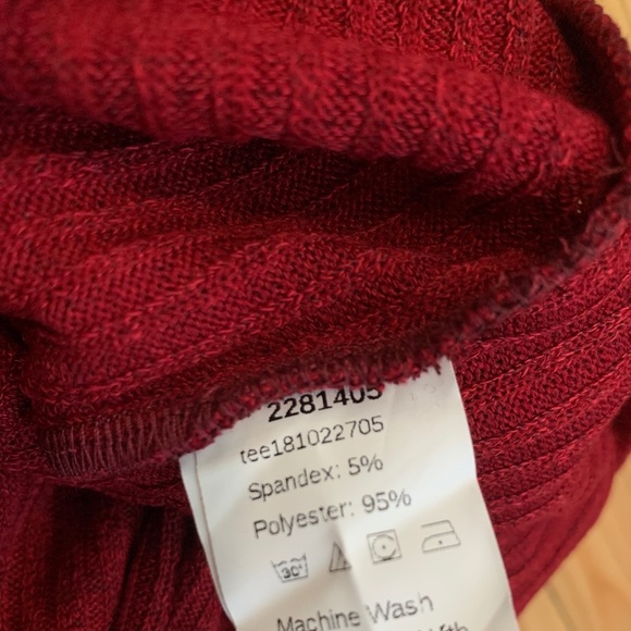 SHEIN V-Neck Rib Knit Solid Tee in Burgundy - Picture 2 of 5